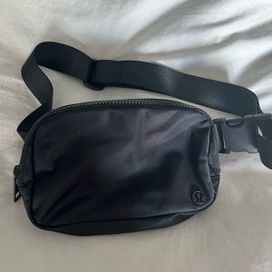 Lululemon everywhere belt bag in black